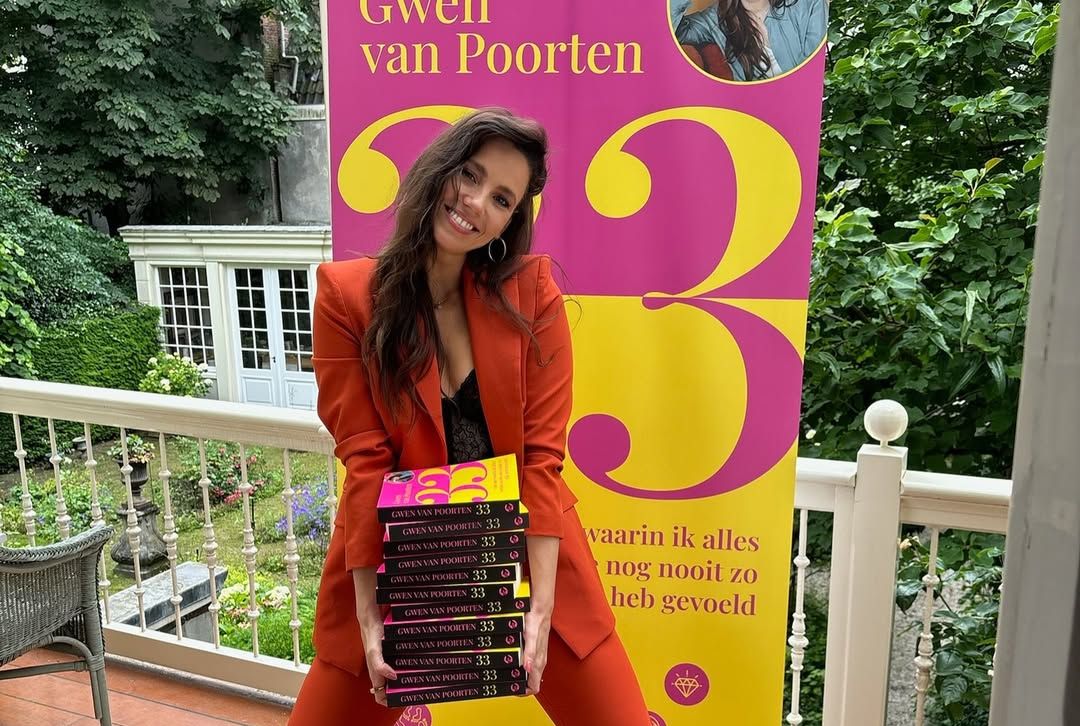 Gwen van Poorten viert haar boeksucces in stijlvol oranje