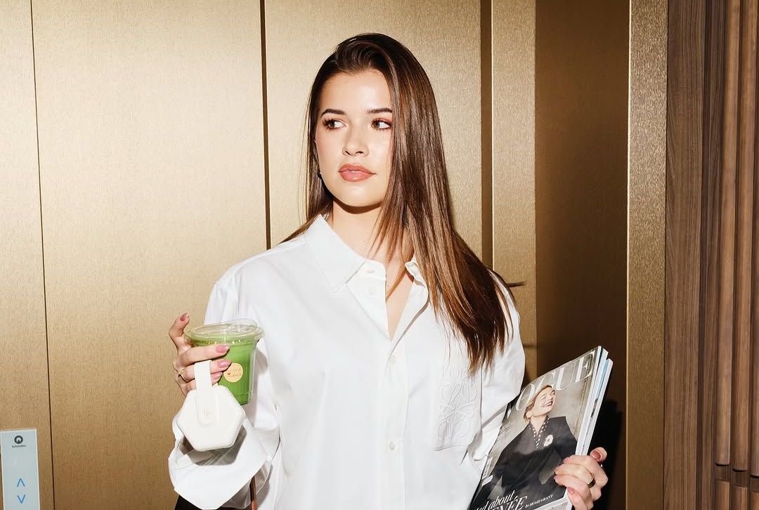 Jade Anna showt stijlvol nieuw reisaccessoire in glamoureuze liftfoto