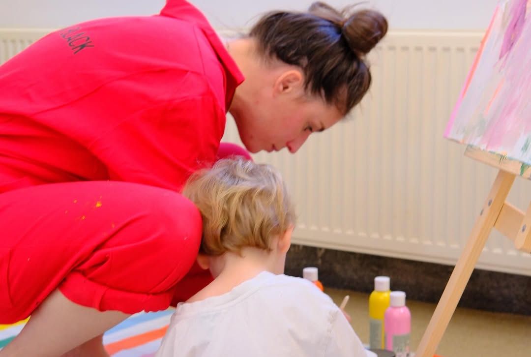 Marieke Elsinga geniet van artistiek moment met dochter: “Mama, ik wil nog meer kleuren!”