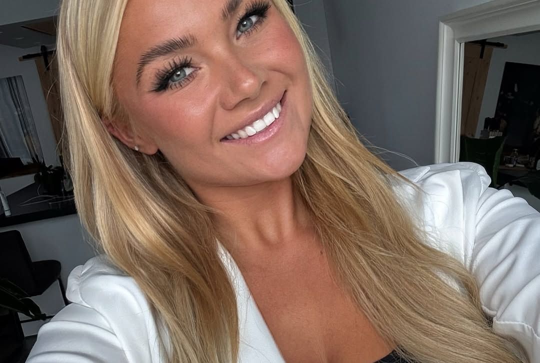 Nikki Prein Straalt in Witte Blazer als Enthousiaste Showhost