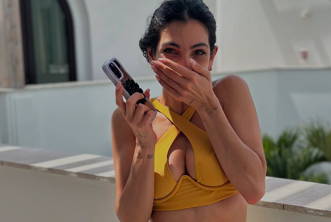 Anna Nooshin bewijst waarom geel haar absolute favoriet is